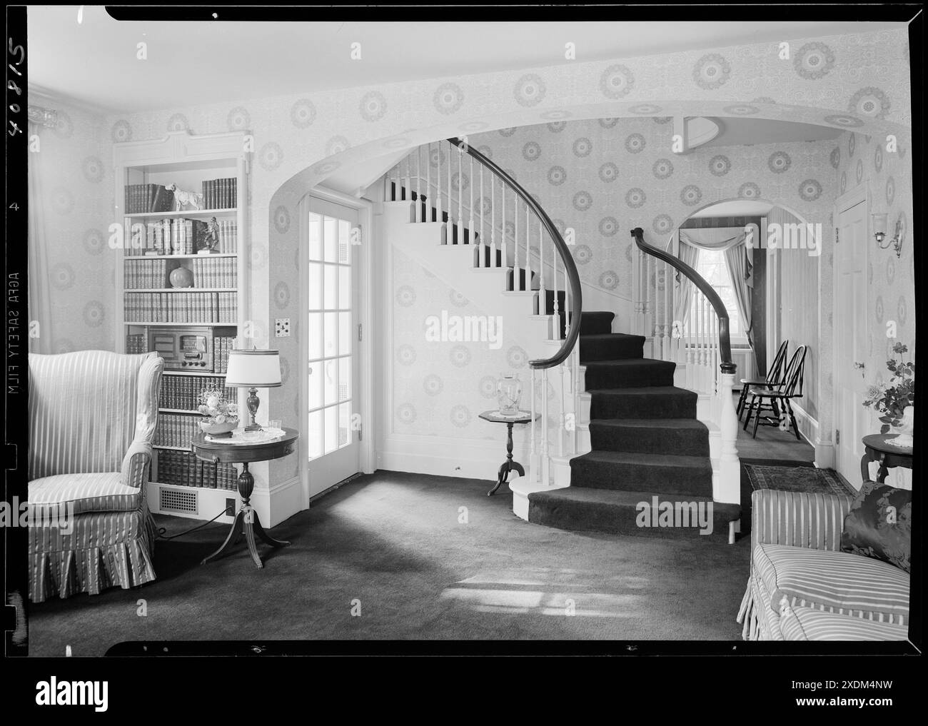 Dr. E. Hall Kline, residenza a N. Broadway, Nyack, New York. Soggiorno, scala. Collezione Gottscho-Schleisner Foto Stock