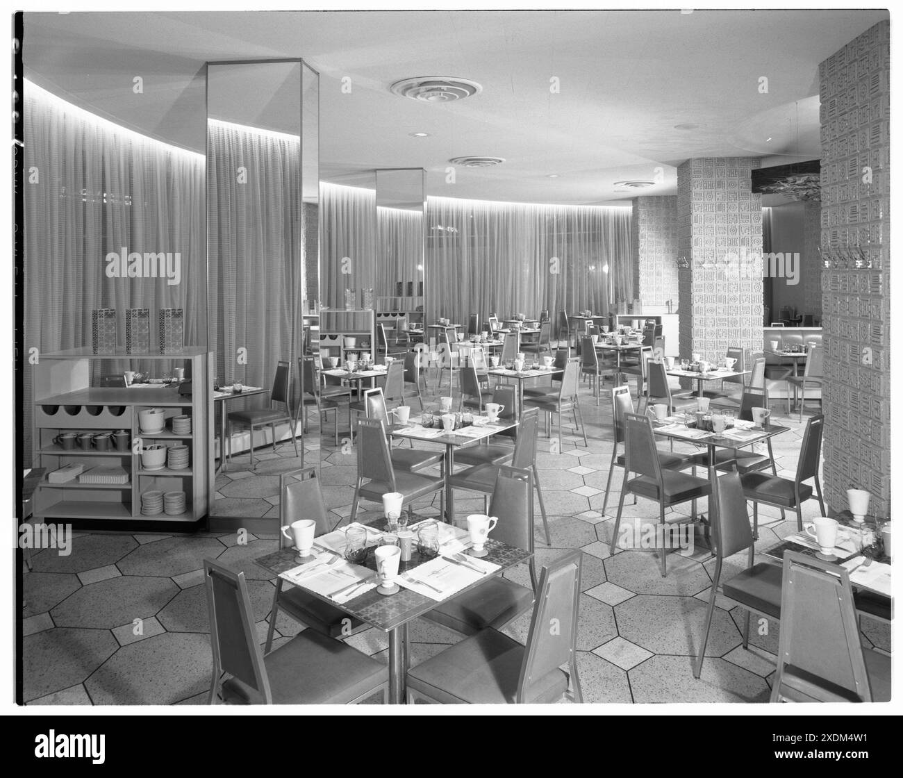 Americana Hotel, 52nd St. E 7th Ave., New York City. Caffetteria II. Gottscho-Schleisner Collection Foto Stock