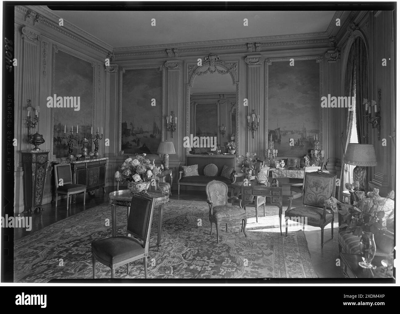 Signora George H. Warren, residenza al 924 5th Avenue, New York City. Soggiorno, specchio e pannelli. Collezione Gottscho-Schleisner Foto Stock