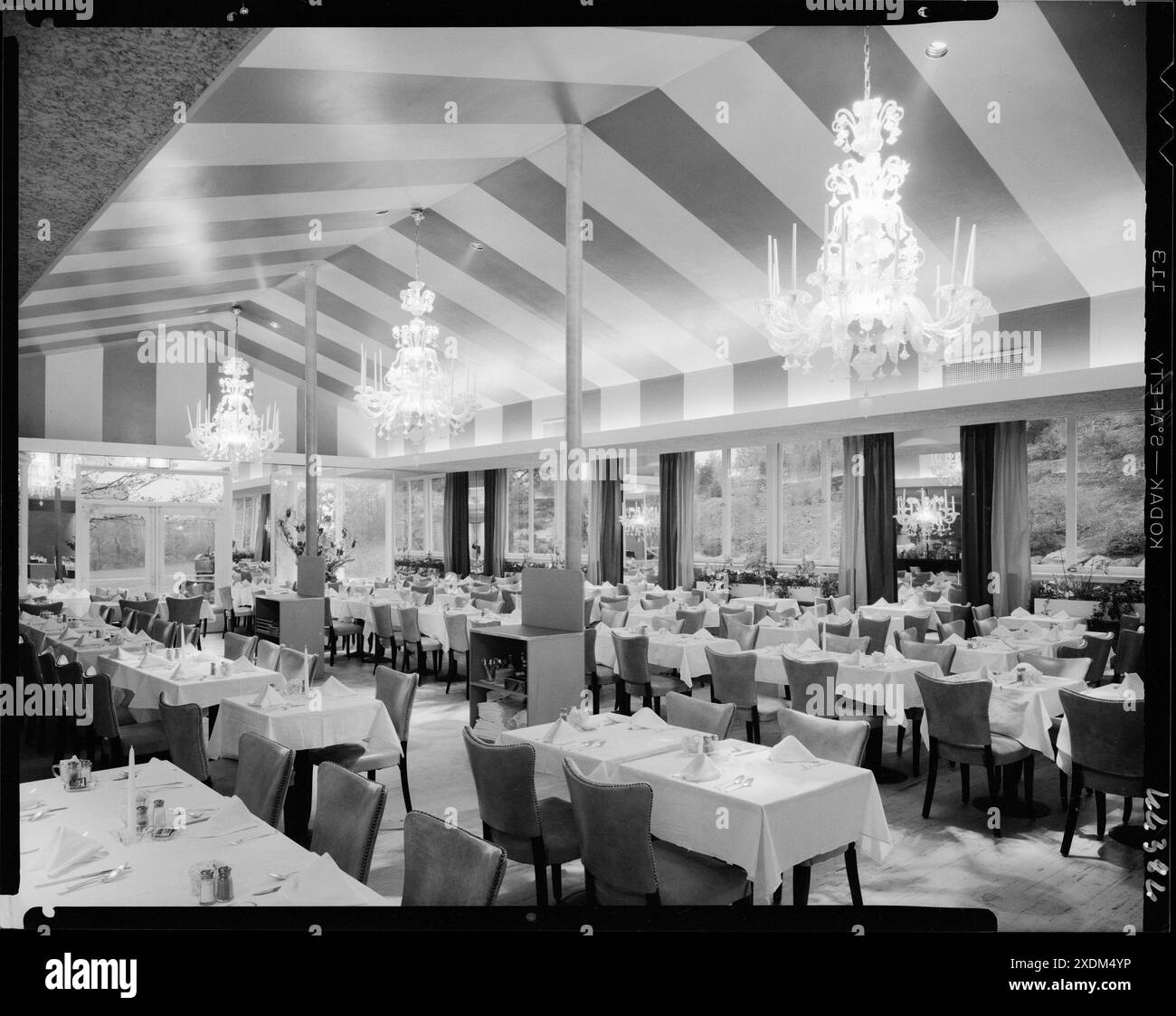 Candlelight Restaurant, Central Ave., Yonkers, New York. Grande sala III. Collezione Gottscho-Schleisner Foto Stock