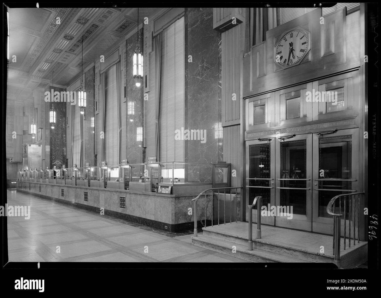 Dollar Savings Bank, Grand Concourse, New York. Interni vi. Gottscho-Schleisner Collection Foto Stock