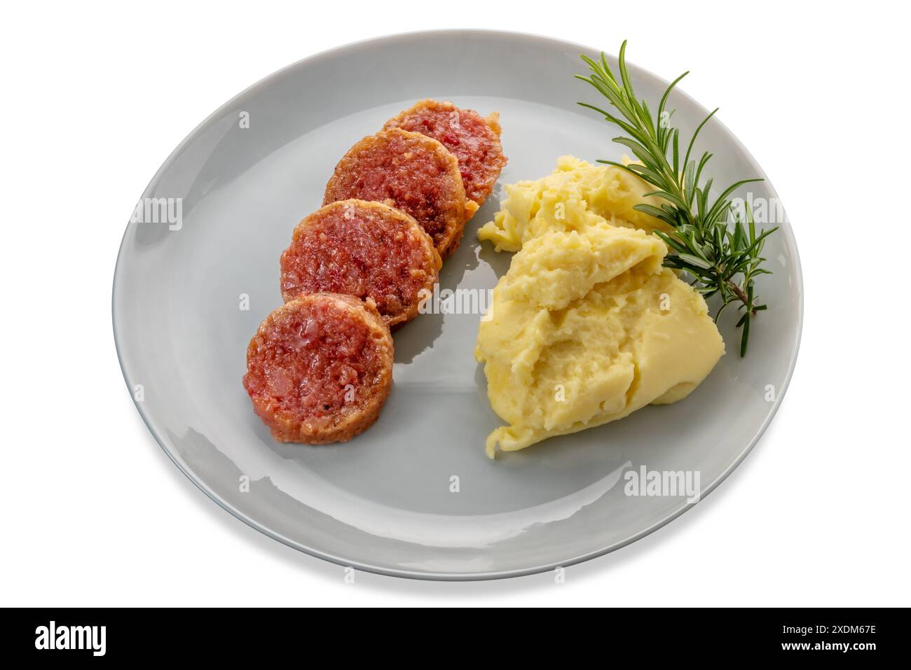 Il Cotechino affetta il tipico salame cotto italiano con purè di patate e ramoscello di rosmarino in piatto isolato su bianco con percorso di ritaglio incluso Foto Stock