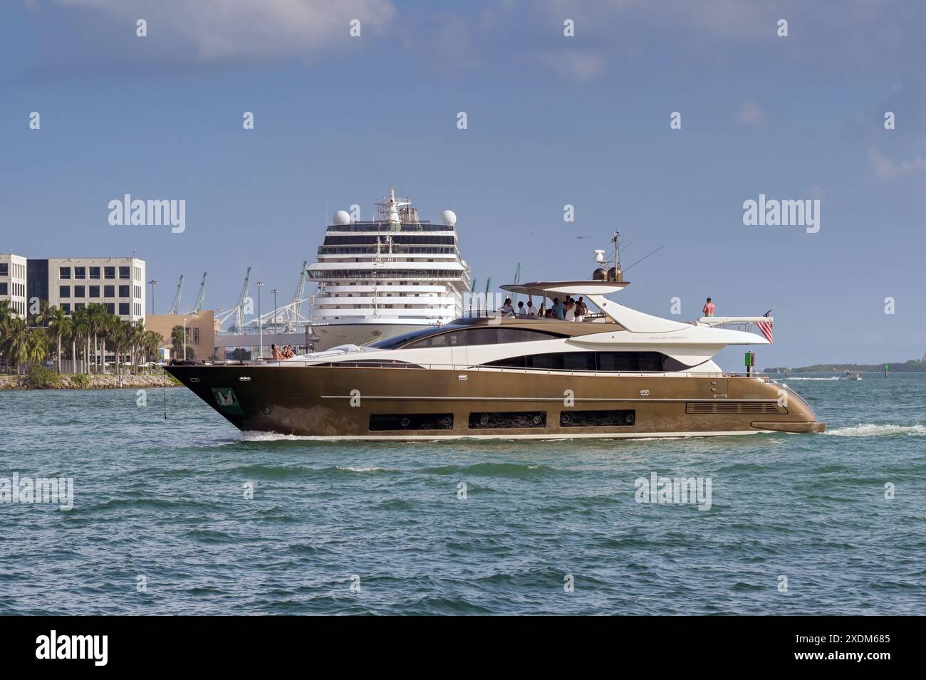 Miami, Florida, Stati Uniti - 5 dicembre 2023: Yacht a motore di lusso Privilegio nel porto di Miami. Foto Stock
