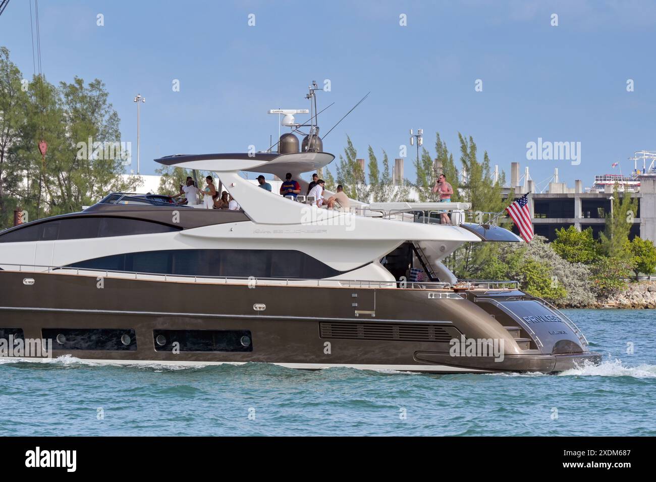 Miami, Florida, Stati Uniti - 5 dicembre 2023: Yacht a motore di lusso Privilegio nel porto di Miami. Foto Stock