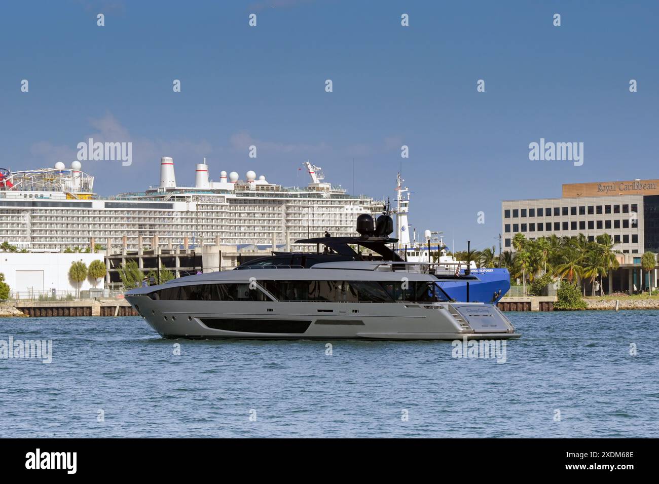 Miami, Florida, Stati Uniti - 5 dicembre 2023: Yacht a motore di lusso Chop Chop nel porto di Miami. Foto Stock