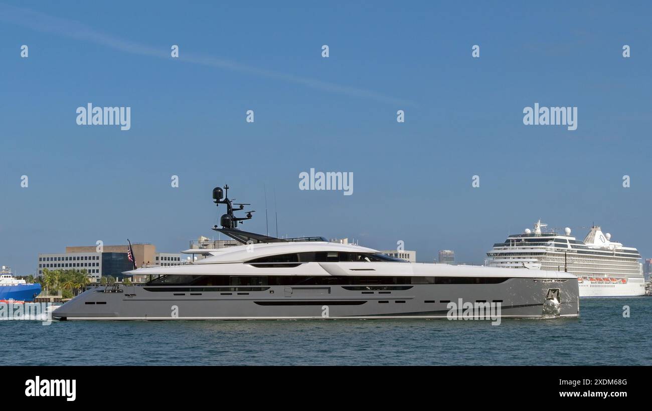 Miami, Florida, Stati Uniti - 5 dicembre 2023: Lussuoso motoscafo Utopia IV in mare Foto Stock