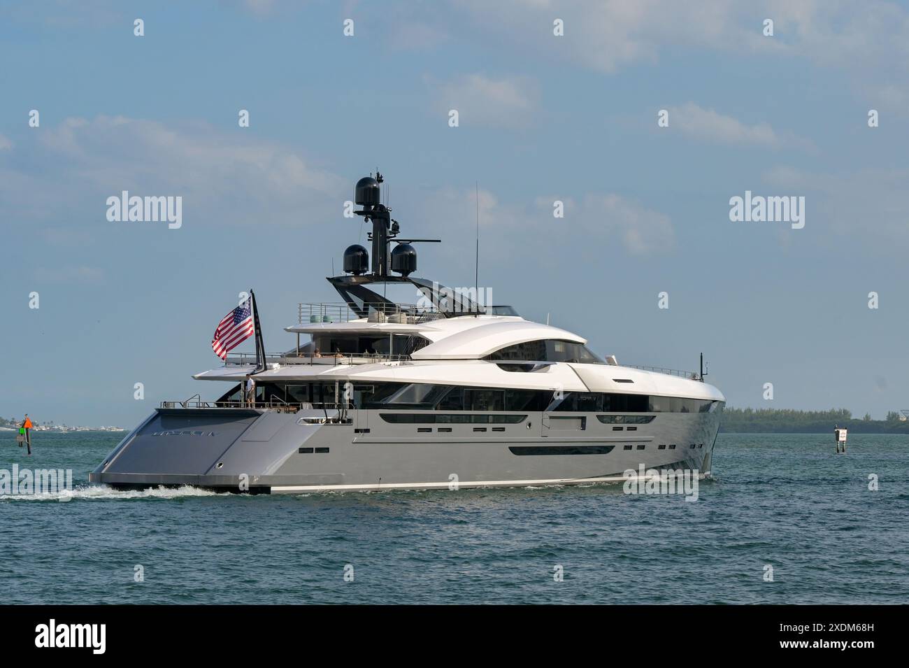 Miami, Florida, Stati Uniti - 5 dicembre 2023: Lussuoso motoscafo Utopia IV in mare Foto Stock