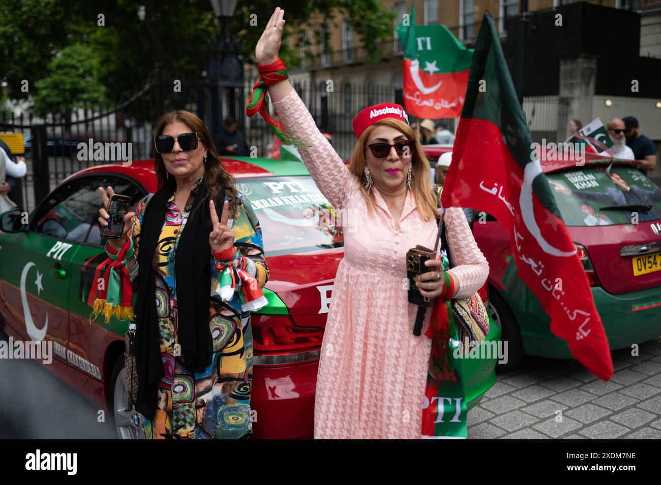 Londra, Regno Unito. 23 giugno 2024. Gesto dei dimostranti durante la manifestazione. I sostenitori del partito Pakistan Tehrik-e-Insaf (PTI) dell'ex primo ministro imprigionato Imran Khan manifestano fuori 10 Downing Street chiedendo il rilascio di Imran Kahn e i lavoratori del PTI incarcerati. (Foto di David Tramontan/SOPA Images/Sipa USA) credito: SIPA USA/Alamy Live News Foto Stock