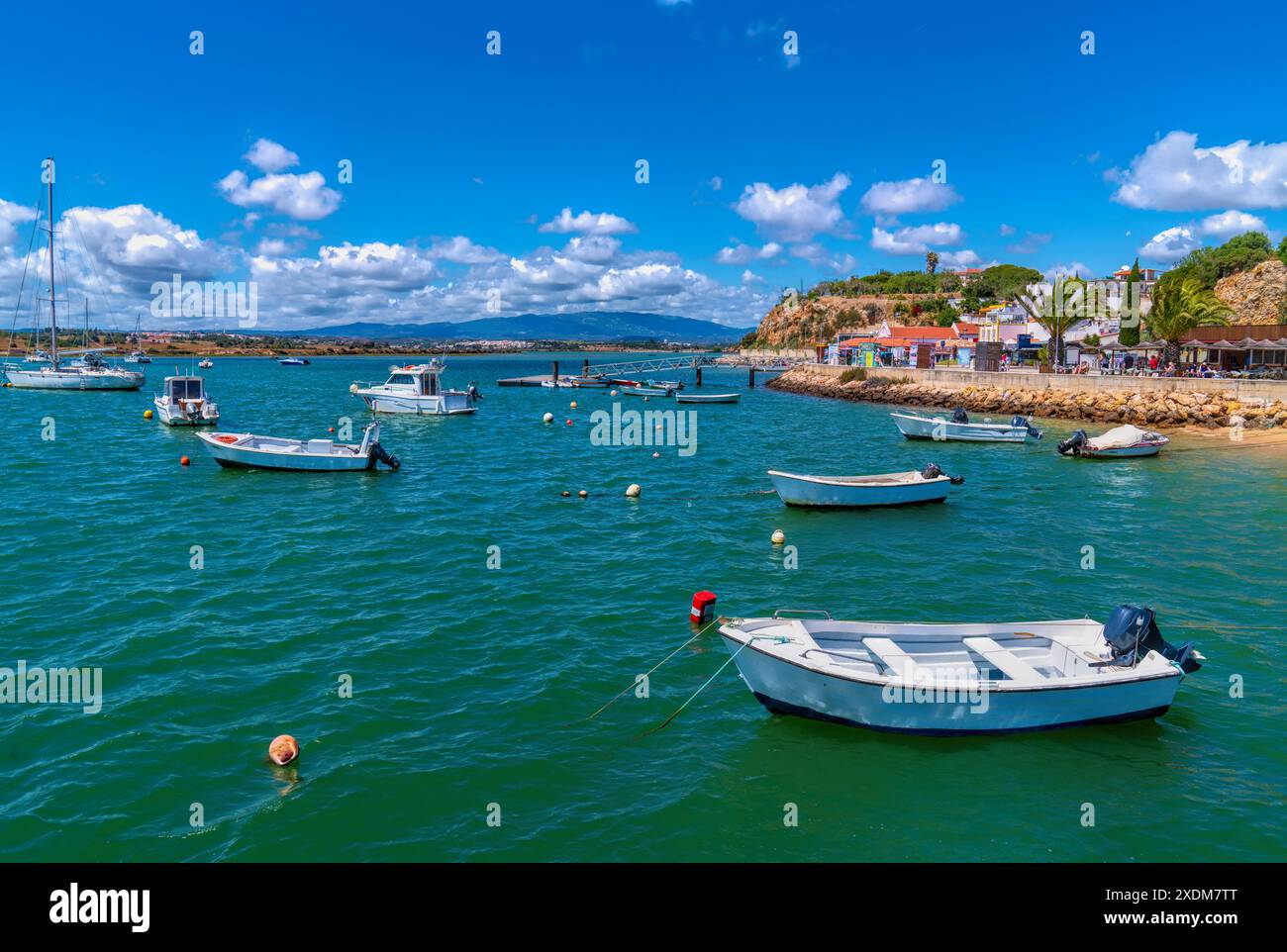 Alvor Portugal Algarve batte nel porto tra Portimao e Lagos Foto Stock
