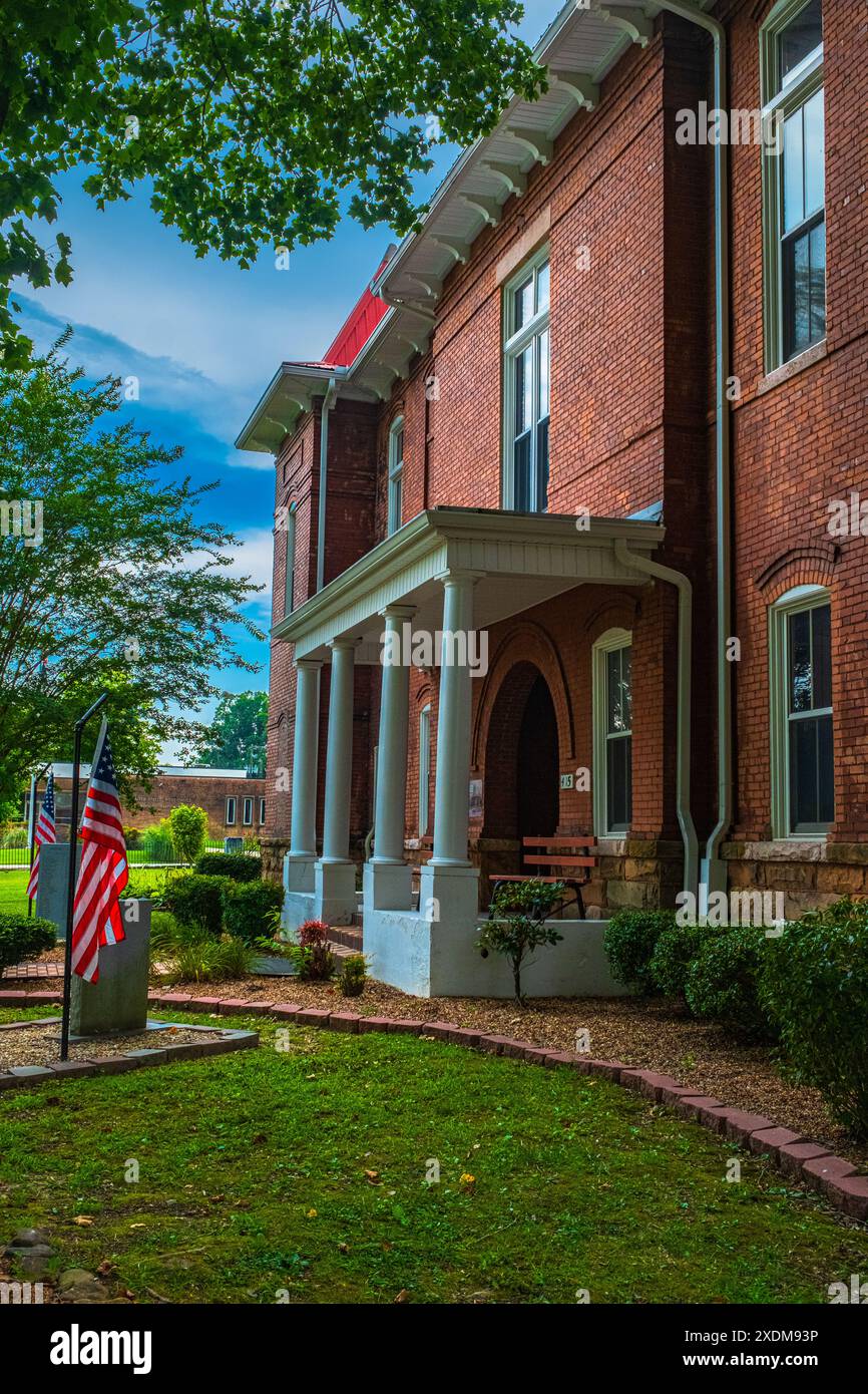 Wartburg, Tennessee, Stati Uniti - 29 luglio 2023: Lo storico tribunale della contea di Morgan si trova in Kingston Street, nel centro città. Foto Stock