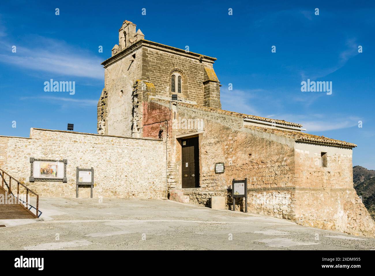 Chiesa parrocchiale primitiva di Nuestra Señora de la Encarnación, XVI secolo, Castello di Álora, X secolo, Cerro de Las Torres. Monumento nazionale , Alora, Malaga, Andalusia, Spagna. Foto Stock