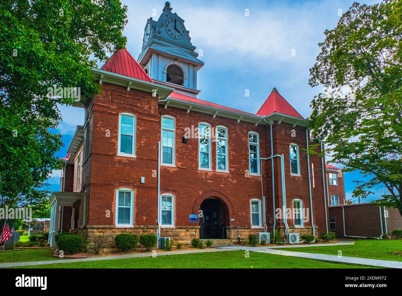 Wartburg, Tennessee, Stati Uniti - 29 luglio 2023: Lo storico tribunale della contea di Morgan si trova in Kingston Street, nel centro città. Foto Stock