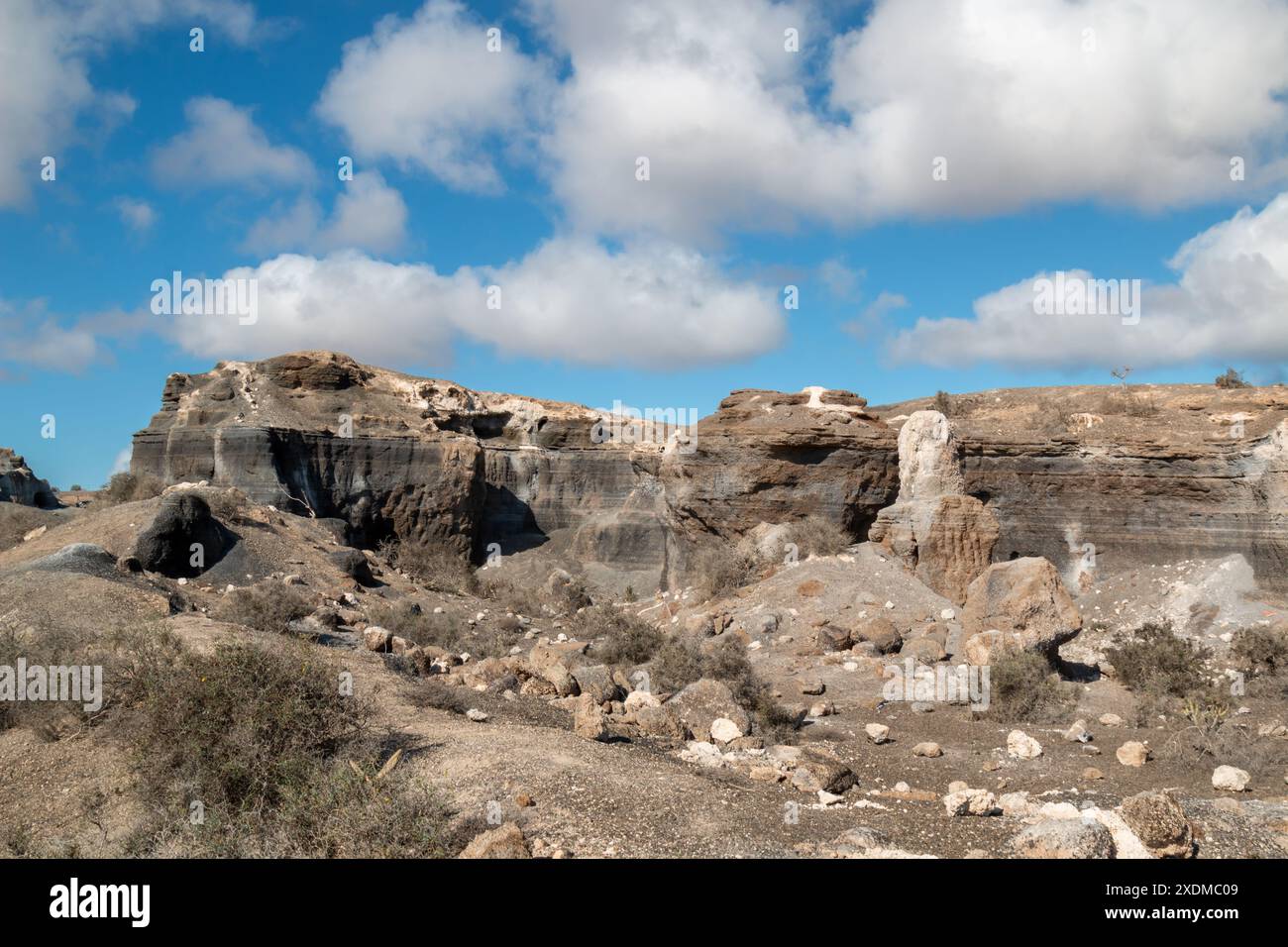 Parco naturale con varie formazioni rocciose create dall'erosione. Chiamata anche città stratificata. Cielo blu con nuvole bianche in inverno. Teseguite, Lanzar Foto Stock