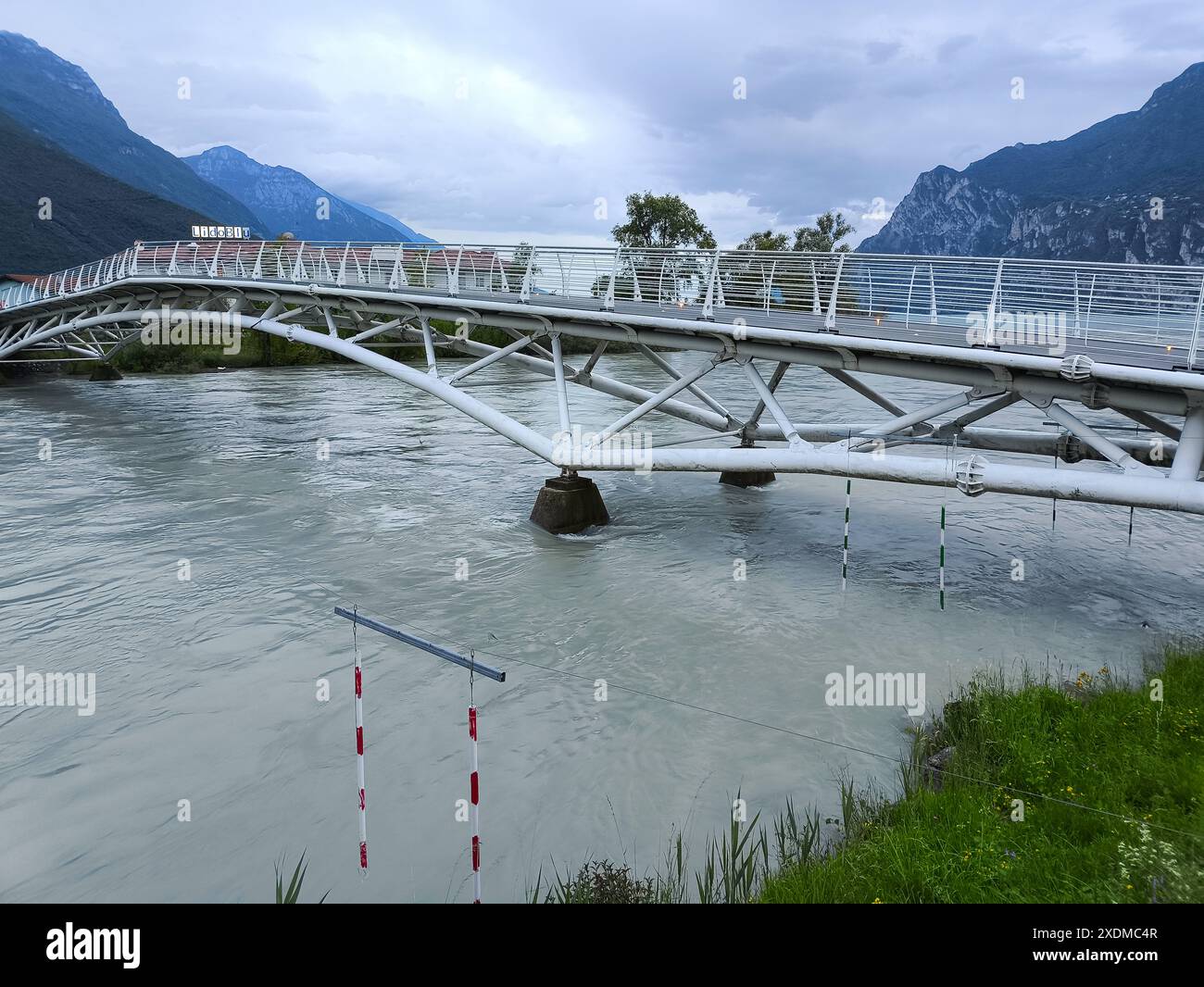 Nago-Torbole, Lago di Garda, Italia - 23 giugno 2024: Volumi d'acqua fluiscono dal fiume Sarca al Lago di Garda, nella località turistica settentrionale di Torbole dopo piogge e tempeste persistenti. Il lago ha un alto livello d'acqua *** Wassermengen fließen im nördlichen Urlaubsort Torbole vom Fluss Sarca nach anhaltenden Regenfällen und Unwetter in den Gardasee. Vedi HAT hohen Pegelstand Foto Stock