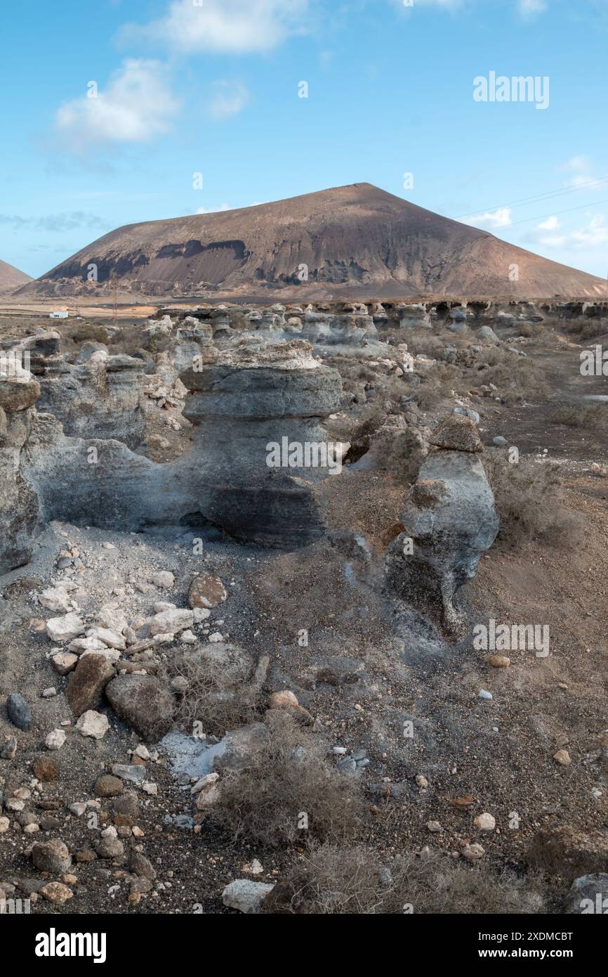 Parco naturale con varie formazioni rocciose create dall'erosione. Chiamata anche città stratificata. Cielo blu con nuvole bianche in inverno. Teseguite, Lanzar Foto Stock