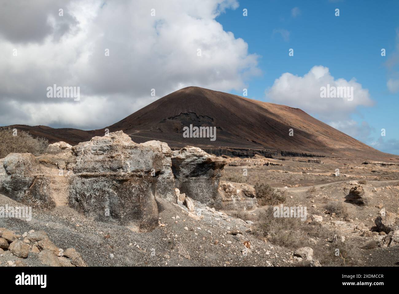 Parco naturale con varie formazioni rocciose create dall'erosione. Chiamata anche città stratificata. Cielo blu con nuvole bianche in inverno. Teseguite, Lanzar Foto Stock