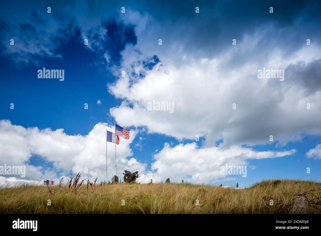 Le bandiere dello Utah Beach Memorial onorano le forze alleate. Un paesaggio tranquillo e storico in Normandia, Francia, con un cielo spettacolare. Foto Stock