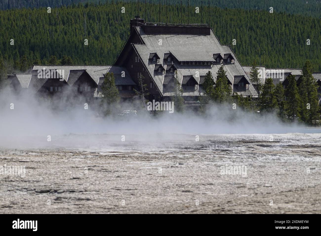 Vapore che si diffonde all'esterno dell'Old Faithful Inn, Yellowstone National Park, Wyoming; USA Foto Stock