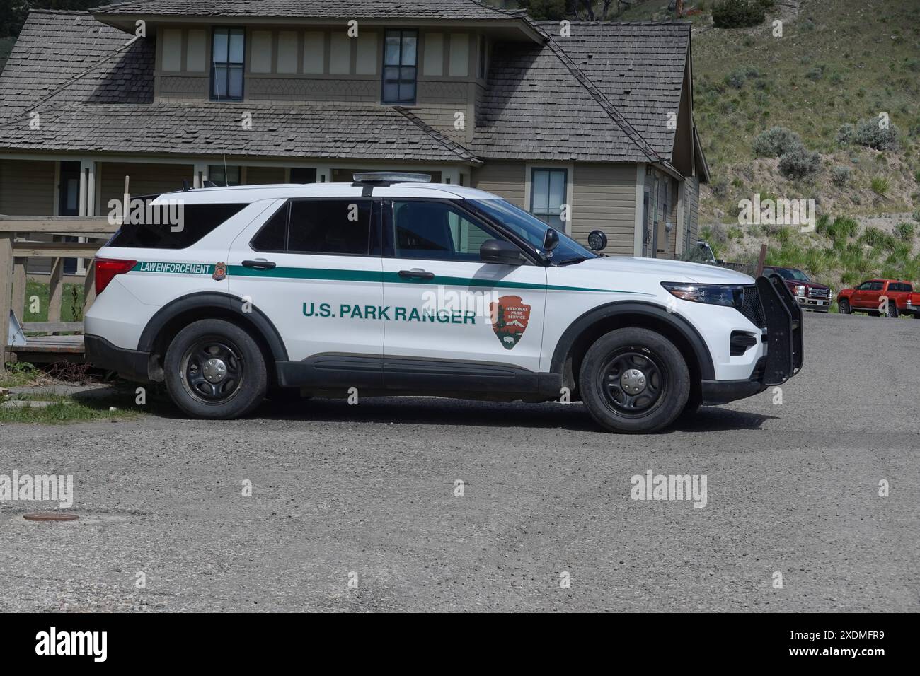 Veicolo US Park Rangers a Mammoth Hot Springs, Parco Nazionale di Yellowstone, Wyoming, USA Foto Stock