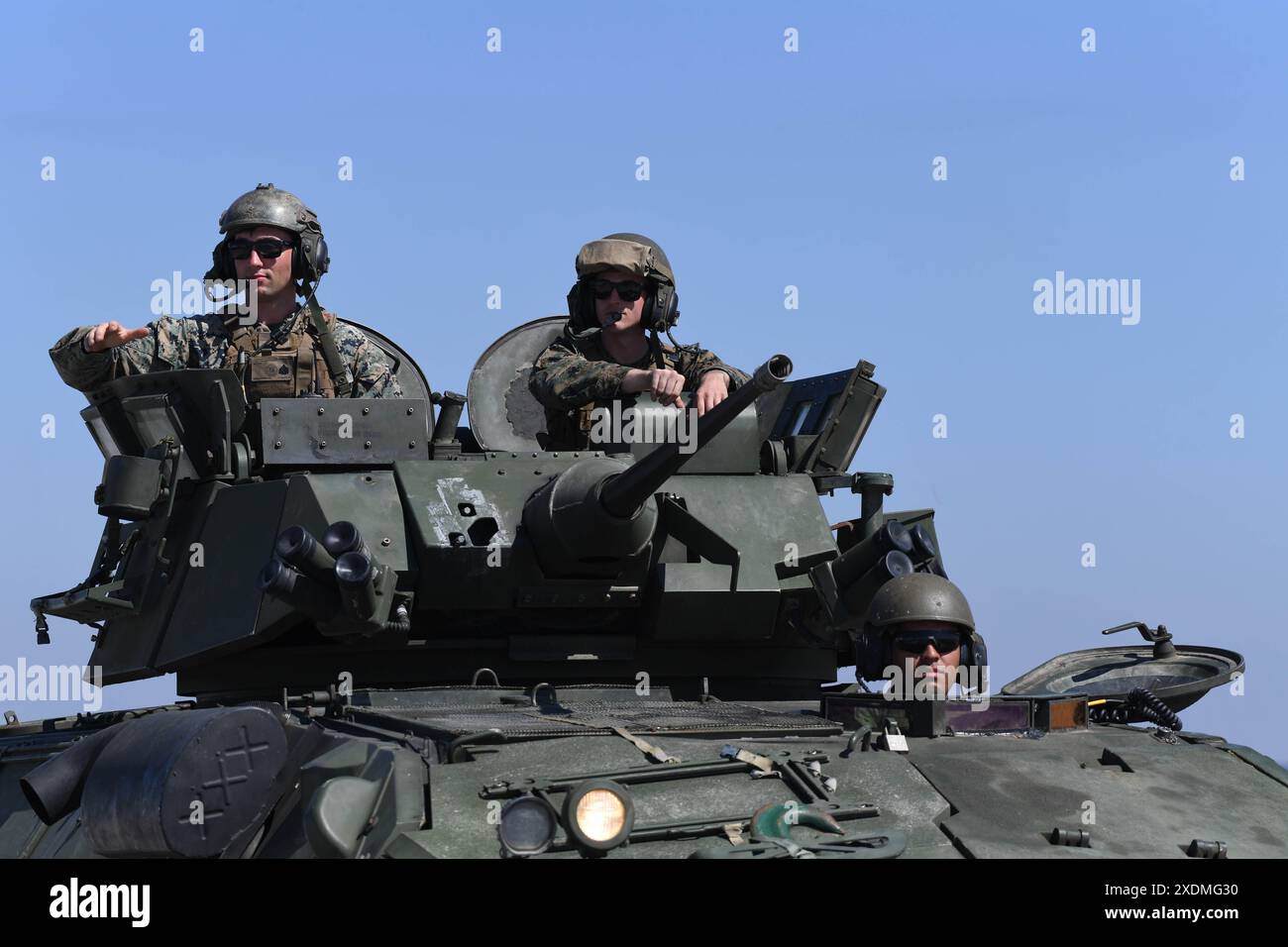 United States Marines in sella a un veicolo corazzato leggero (LAV) Foto Stock