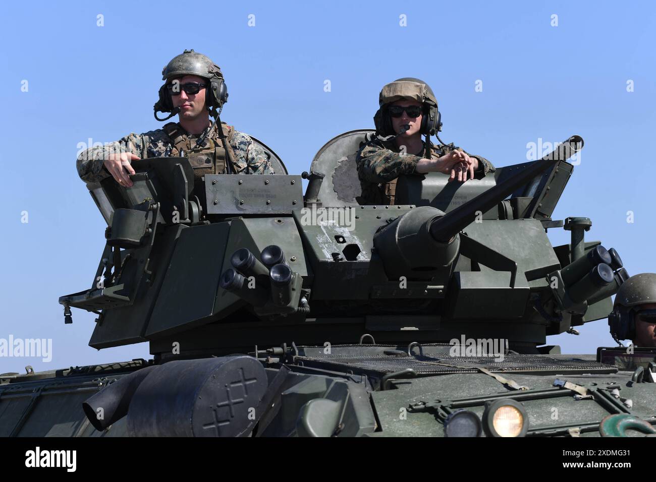 United States Marines in cima al Light Armored Vehicle (LAV) Foto Stock