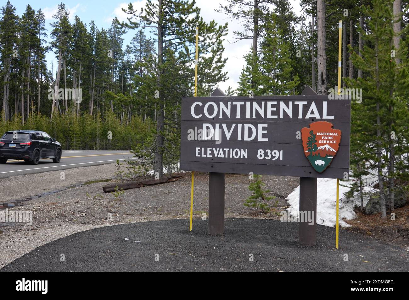 Cartello American Continental divide sul lato della strada nel parco nazionale di Yellowstone Foto Stock