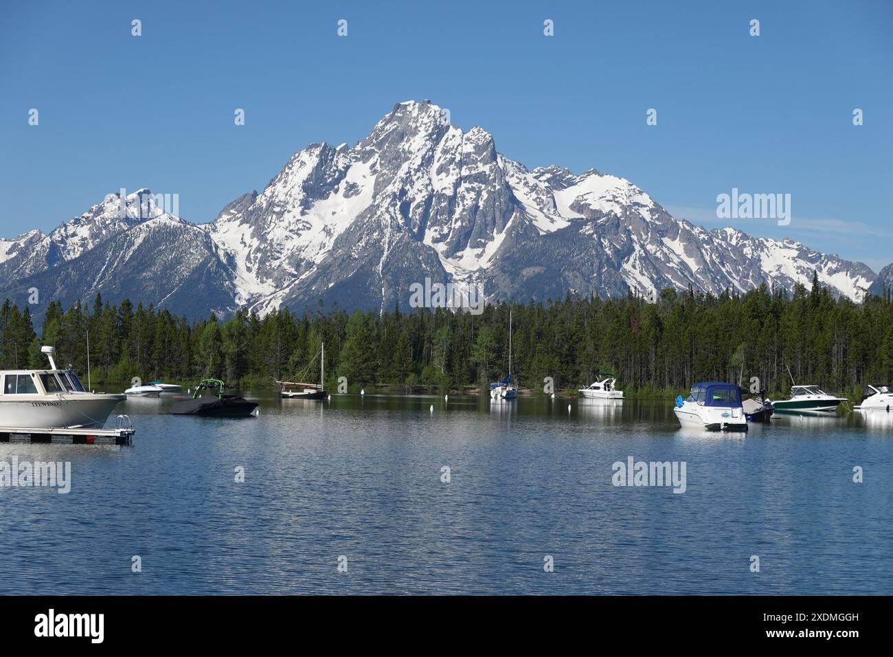 Il molo per le barche del Colter Bay Village Marina sul Lago Jackson con le montagne innevate del Grand Teton sullo sfondo nel Parco Nazionale del Grand Teton, Wyoming Foto Stock