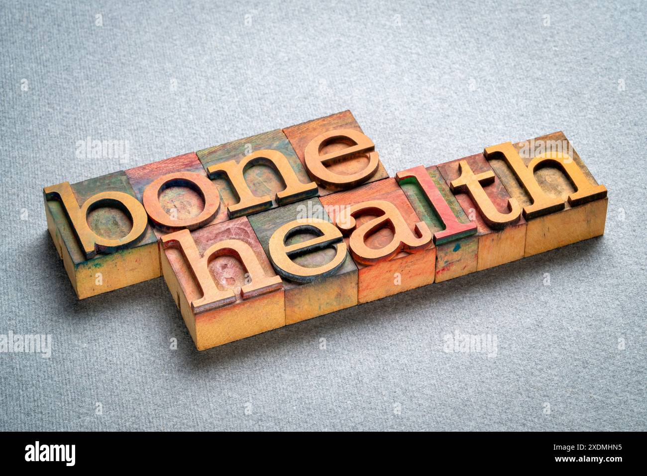 Salute ossea, mantenimento e rafforzamento del sistema scheletrico per tutta la vita, testo in legno retro letterpress Foto Stock