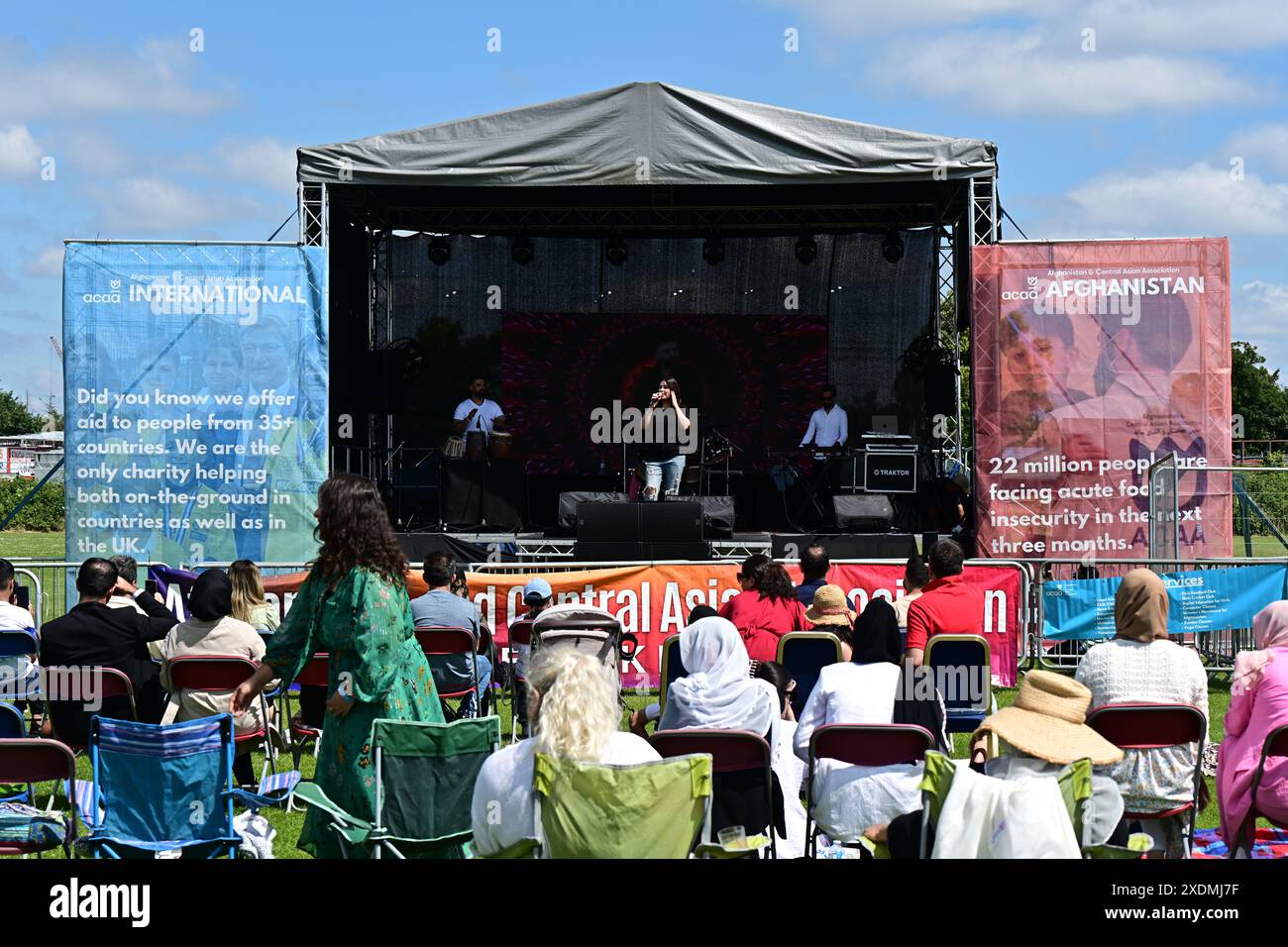 LONDRA, REGNO UNITO. 23 giugno 2024. La comunità afghana celebra ogni anno l'ACAA Refugee Week Festival 2024 per mostrare musica, danza, cibo e artigianato provenienti dall'Afghanistan e dall'Asia centrale e attività per bambini al Cranford Community College di Londra, Regno Unito. Credito: Vedi li/Picture Capital/Alamy Live News Foto Stock