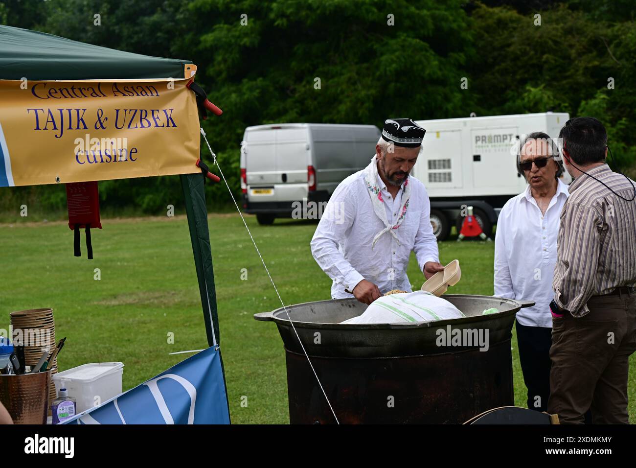 LONDRA, REGNO UNITO. 23 giugno 2024. La comunità afghana celebra ogni anno l'ACAA Refugee Week Festival 2024 per mostrare musica, danza, cibo e artigianato provenienti dall'Afghanistan e dall'Asia centrale e attività per bambini al Cranford Community College di Londra, Regno Unito. Credito: Vedi li/Picture Capital/Alamy Live News Foto Stock