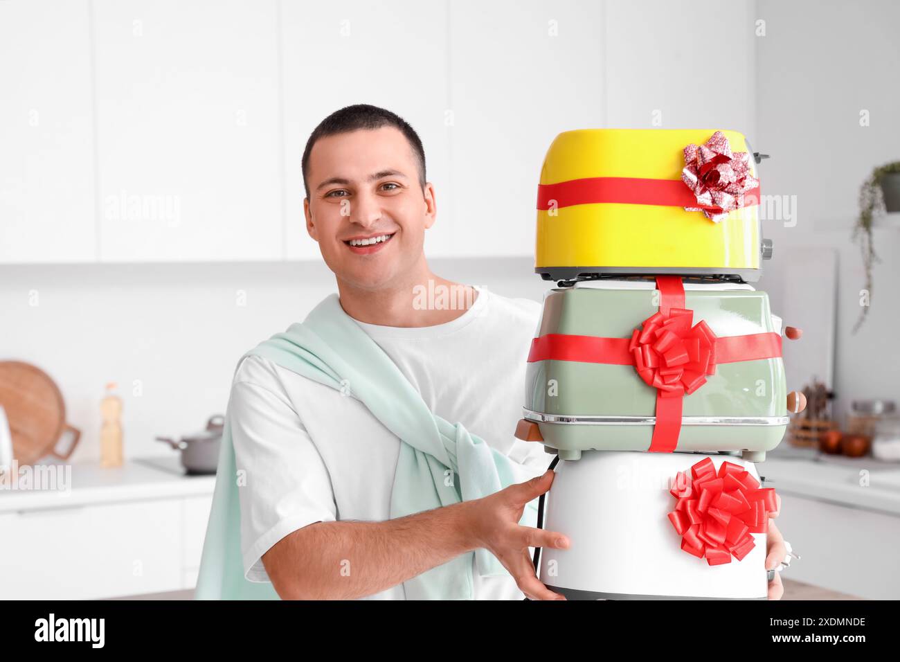 Giovane con tostapane in cucina Foto Stock