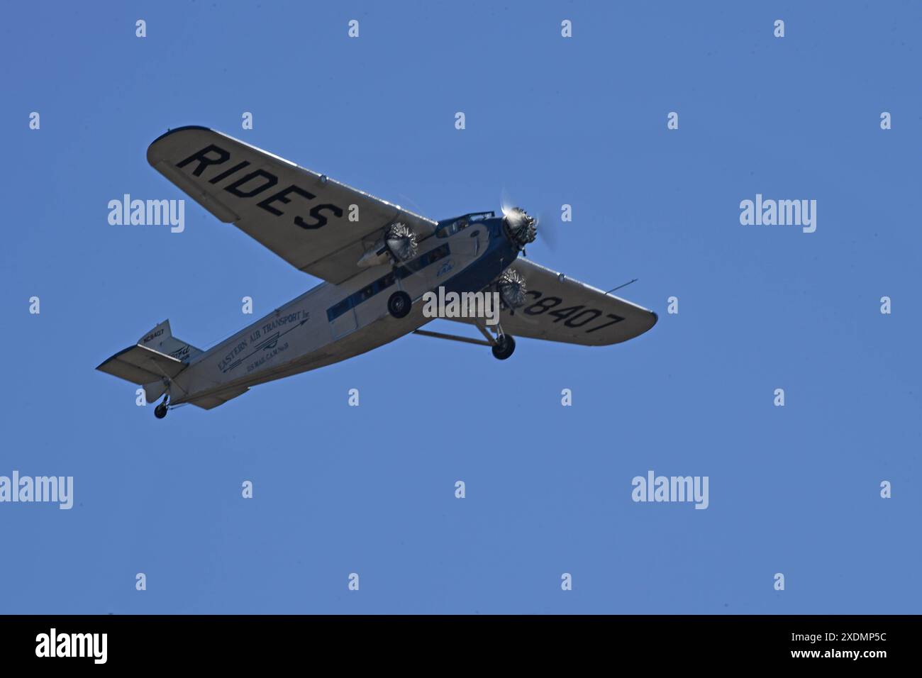 Ford Trimotor in volo sopra San Diego, California Foto Stock