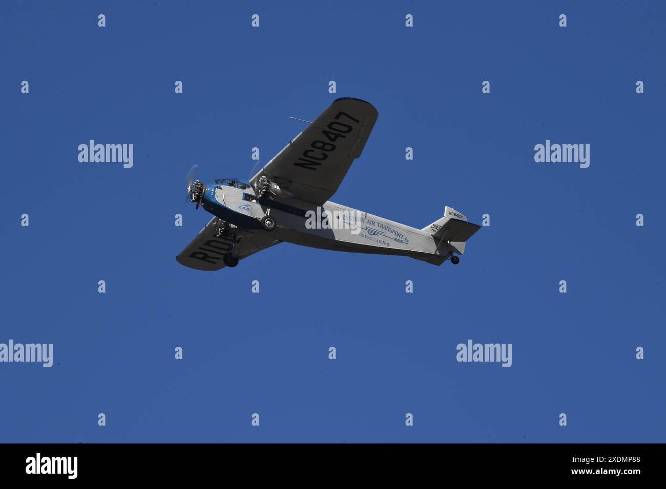 Ford Trimotor in volo sopra San Diego, California Foto Stock