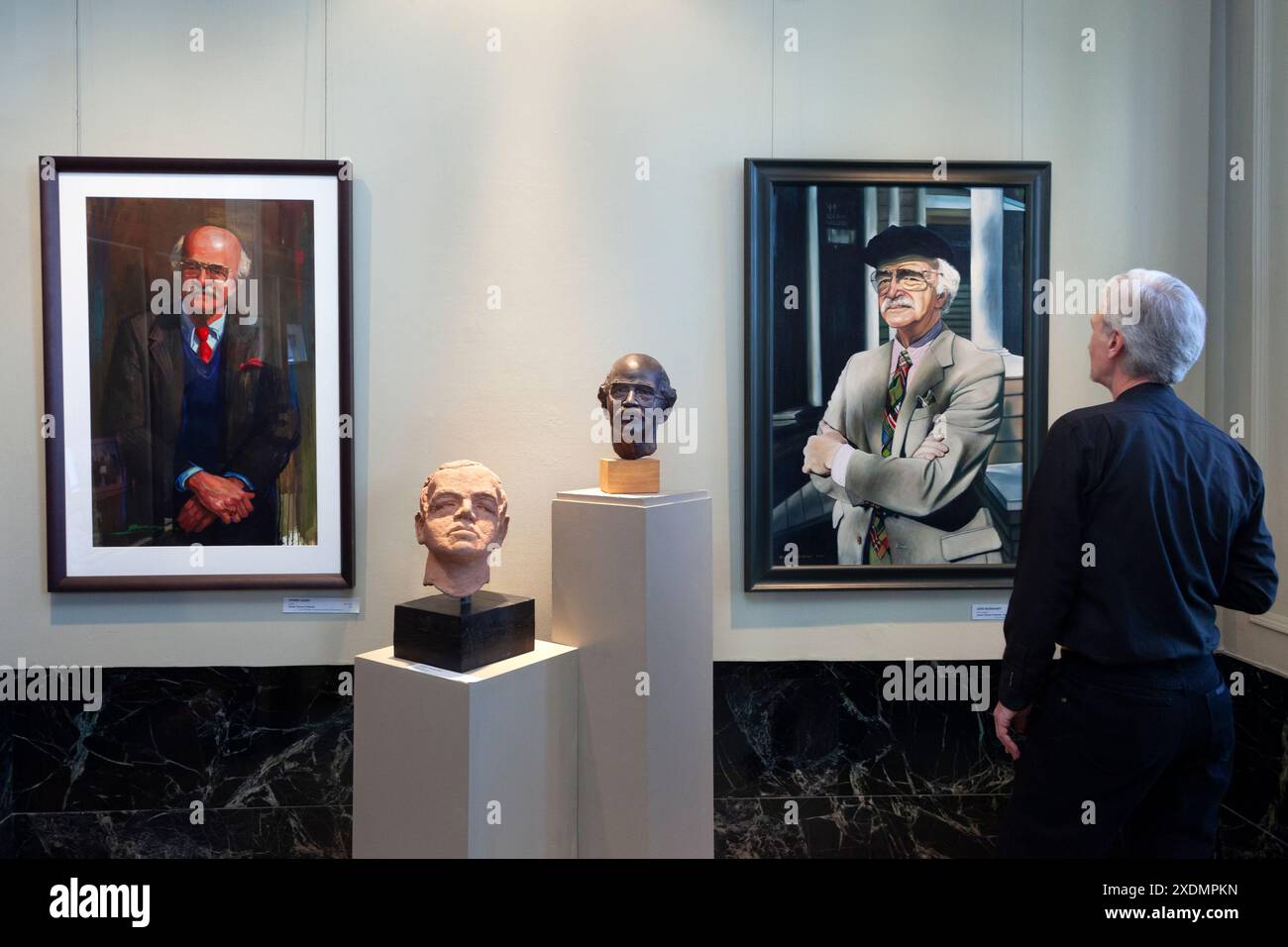 2011 Midwestern Art memoriale di apertura per James o'Rourke (1933-2011) artista e fondatore della Rourke Art Gallery + Museum di Moorhead, Minnesota. Il Foto Stock