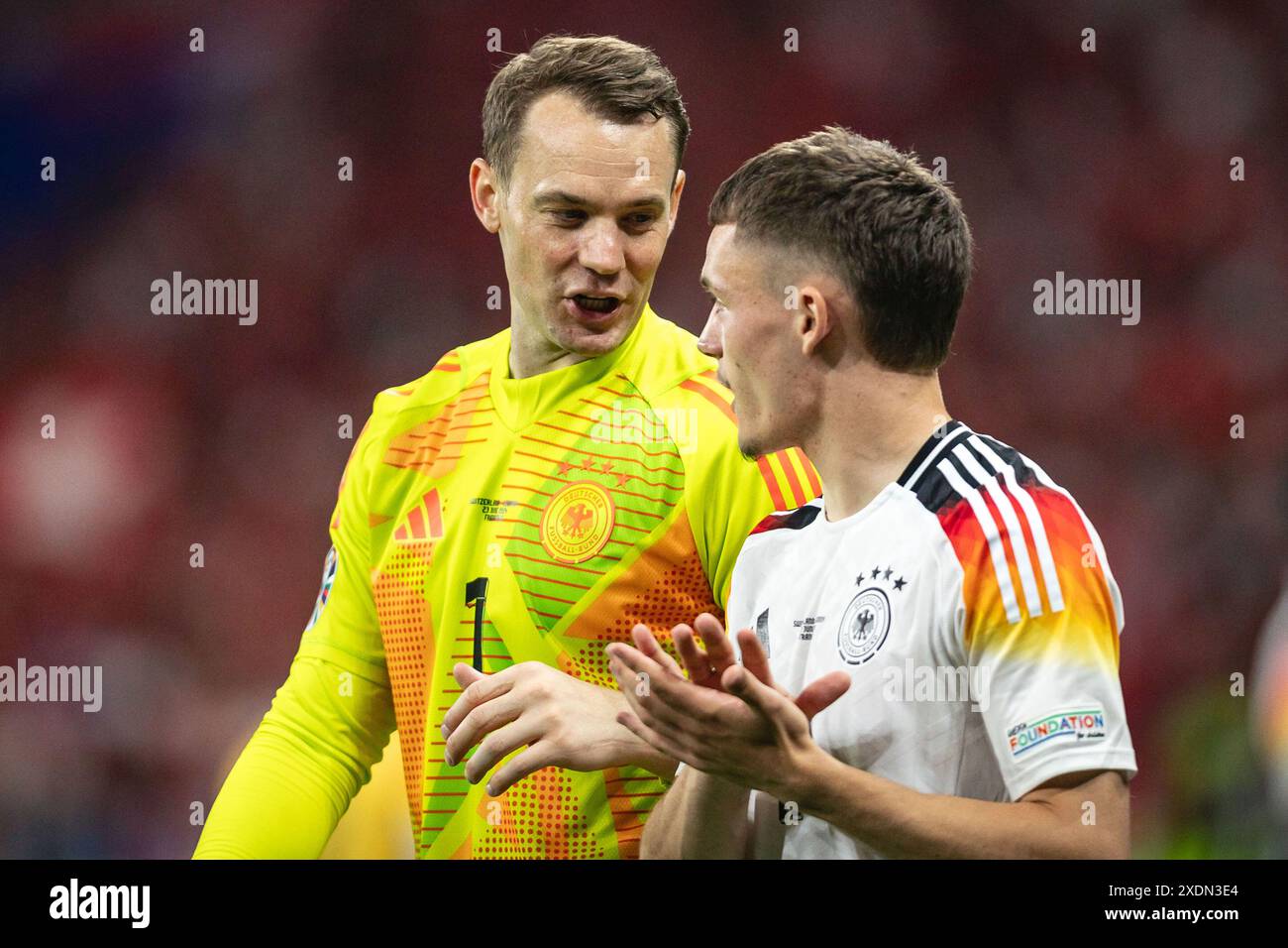 Francoforte, Germania. 23 giugno 2024. Francoforte, Germania, 23 giugno 2024 FRANCOFORTE, GERMANIA - 23 GIUGNO: Manuel Neuer della Germania e Florian Wirtz della Germania in discussione a seguito della partita di gruppo A del Campionato europeo di calcio 2024 tra Svizzera e Germania all'Arena di Francoforte il 23 giugno 2024 a Francoforte, Germania. (Foto di Dan o' Connor/ATPImages) Dan o' Connor (Dan o' Connor/ATP Images/SPP) crediti: SPP Sport Press Photo. /Alamy Live News Foto Stock