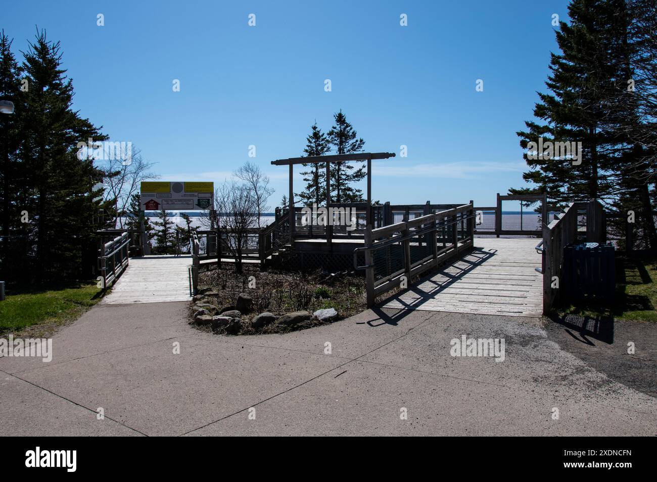 Piattaforma panoramica sopra le scale per raggiungere il fondo dell'oceano presso l'Hopewell Rocks Provincial Park a Hopewell Cape, New Brunswick, Canada Foto Stock