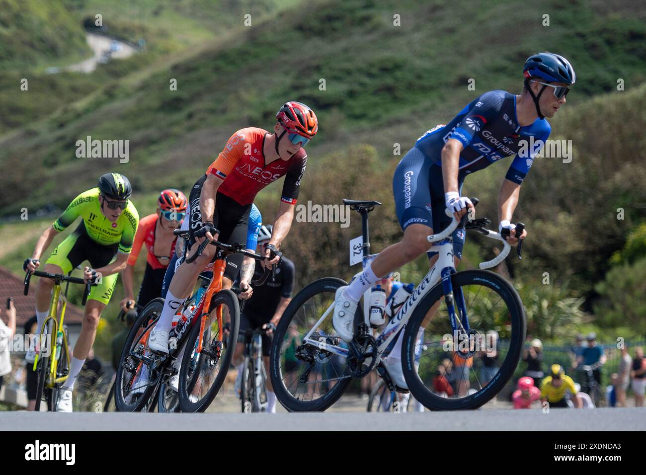 Samuel Watson di GROUPAMA FDJ e altri piloti maschi che alimentano la banca Saltburn durante i Campionati nazionali britannici di ciclismo su strada a Saltburn by the Sea, Cleveland, Inghilterra, domenica 23 giugno 2024. (Fig.: Trevor Wilkinson | mi News) crediti: MI News & Sport /Alamy Live News Foto Stock