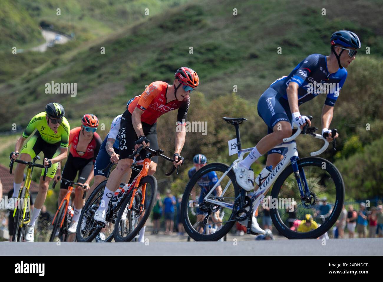 Samuel Watson di GROUPAMA FDJ e altri piloti maschi che alimentano la banca Saltburn durante i Campionati nazionali britannici di ciclismo su strada a Saltburn by the Sea, Cleveland, Inghilterra, domenica 23 giugno 2024. (Fig.: Trevor Wilkinson | mi News) crediti: MI News & Sport /Alamy Live News Foto Stock