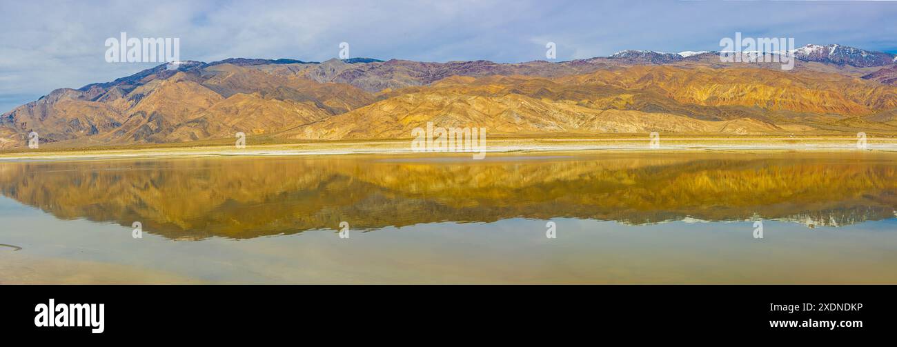 Riflessioni delle Inyo Mountains sulle distese saline inondate del lago Owens, Lone Pine, California, Stati Uniti Foto Stock
