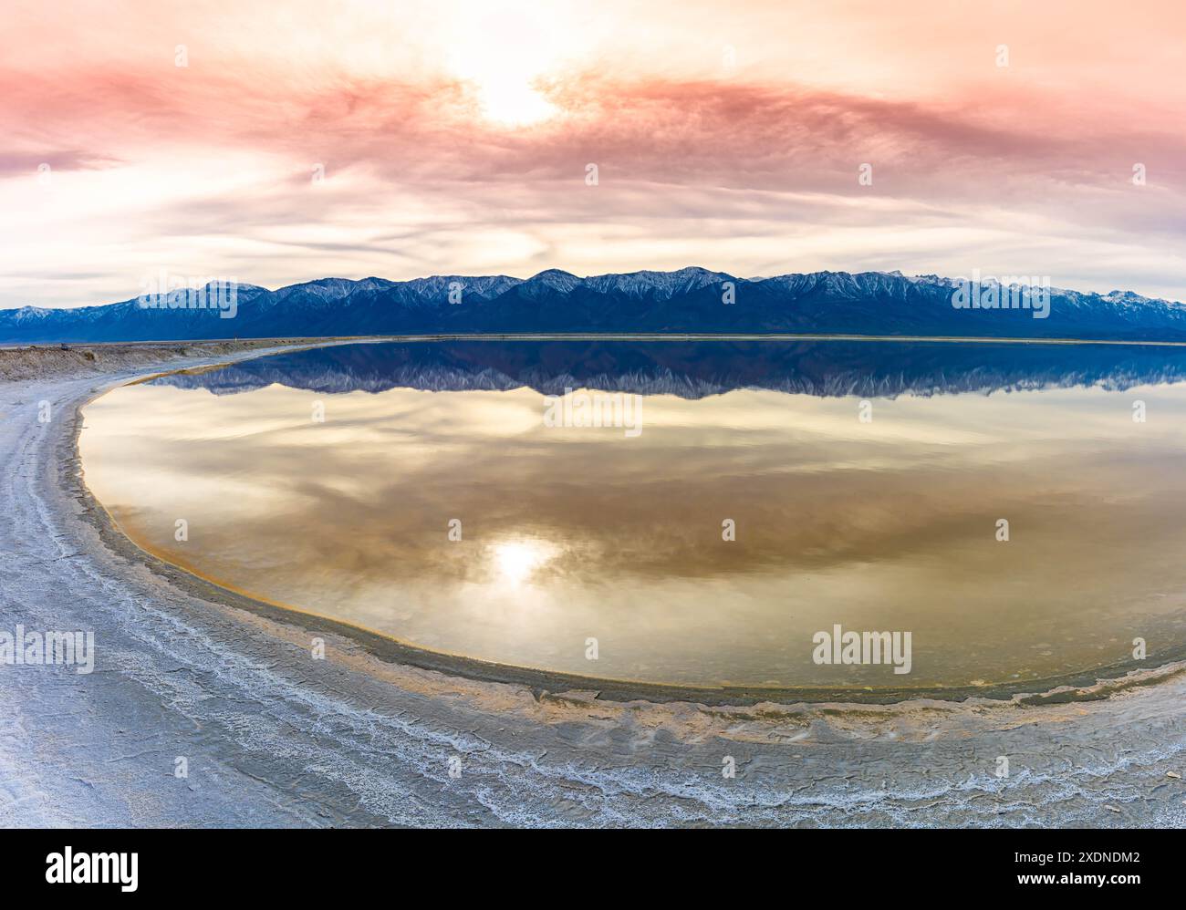 Riflessioni al tramonto e le montagne della Sierra Nevada sulle distese saline inondate del lago Owens, Lone Pine, California, Stati Uniti Foto Stock