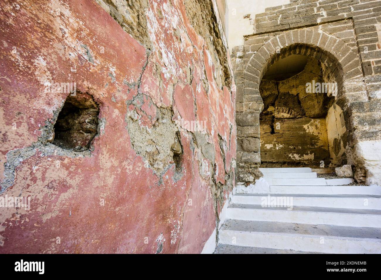 porta d'ingresso al recinto murato, arco a ferro di cavallo, unico a ovest, al Castello di Alora, X secolo, al Cerro de Las Torres. Monumento nazionale , Alora, Malaga, Andalusia, Spagna. Foto Stock
