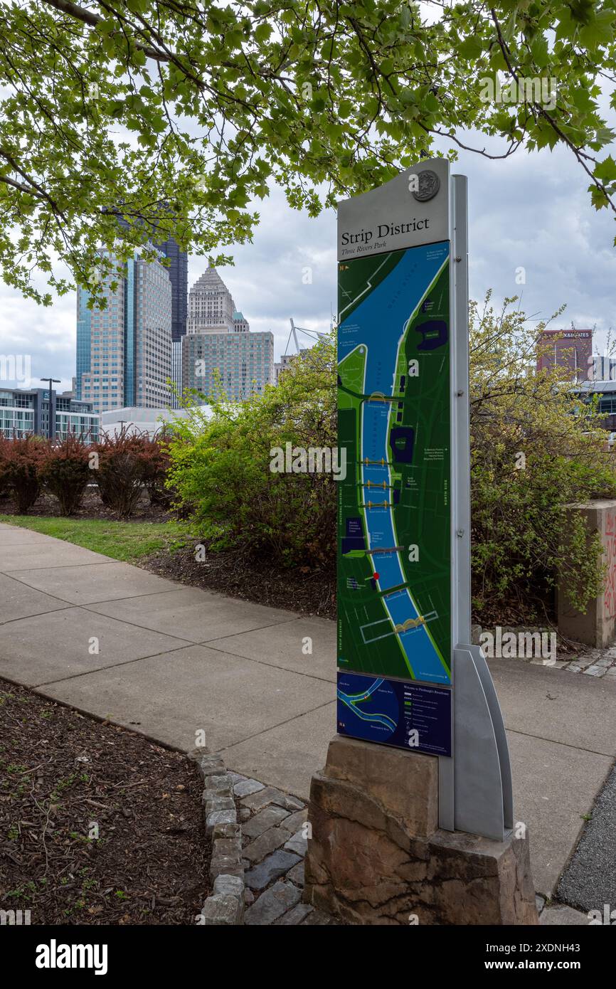 Una mappa del Strip District di Pittsburgh adorna un cartello, con lo skyline della città che incornicia il centro storico. Foto Stock