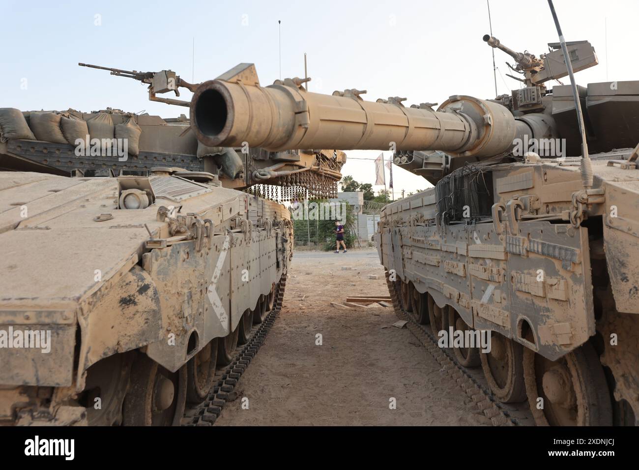 Israele, confine con Gaza. 24 giugno 2024. Truppe israeliane sono viste vicino al confine con la Striscia di Gaza nel sud di Israele, 23 giugno 2024. Domenica il primo ministro israeliano Benjamin Netanyahu ha dichiarato che negli ultimi mesi si è verificato un "drastico calo” delle spedizioni di armi dagli Stati Uniti per la guerra israeliana a Gaza. Crediti: Gil Cohen Magen/Xinhua/Alamy Live News Foto Stock