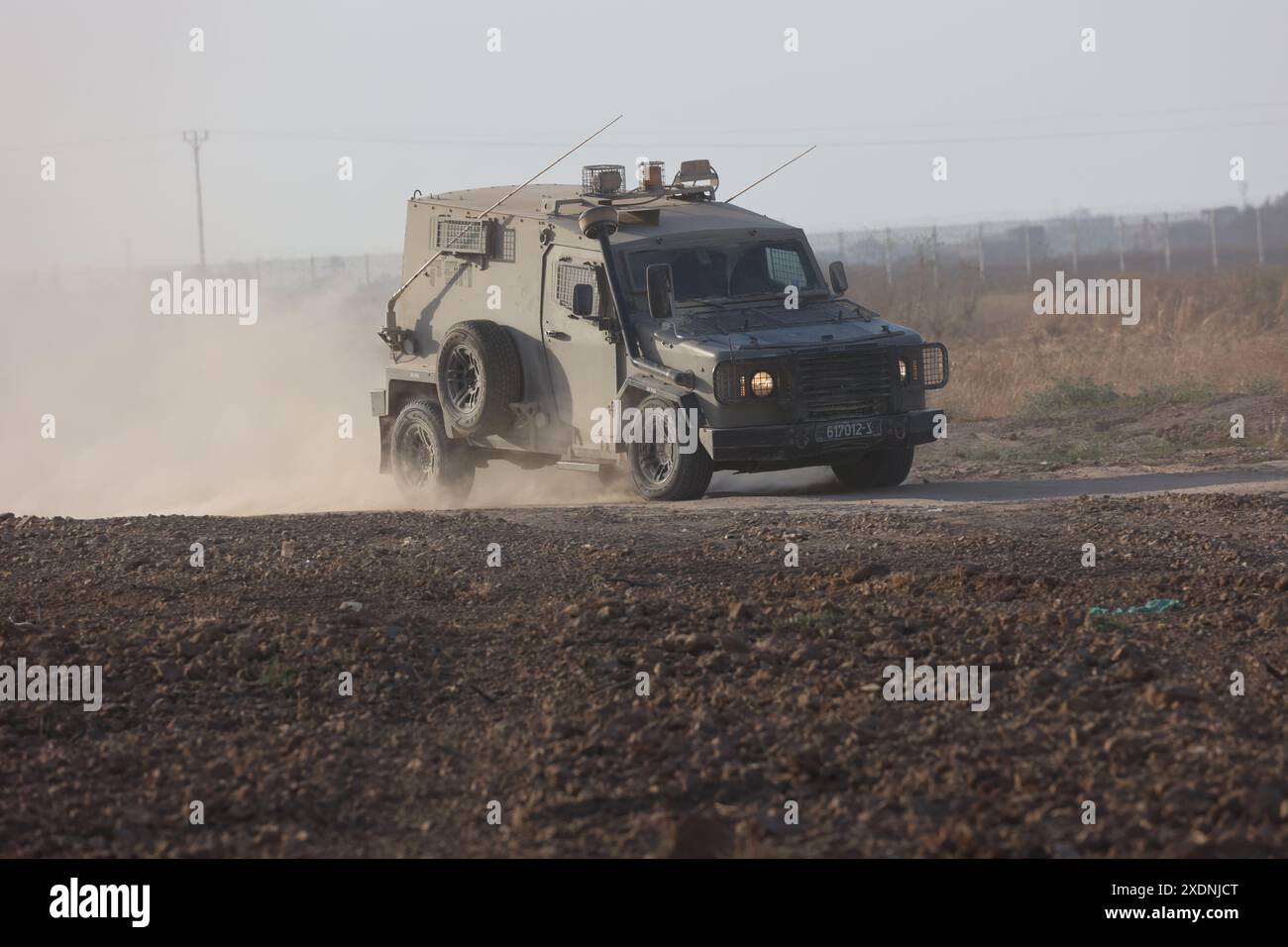 Israele, confine con Gaza. 24 giugno 2024. Un veicolo militare israeliano è visto vicino al confine con la Striscia di Gaza nel sud di Israele, 23 giugno 2024. Domenica il primo ministro israeliano Benjamin Netanyahu ha dichiarato che negli ultimi mesi si è verificato un "drastico calo” delle spedizioni di armi dagli Stati Uniti per la guerra israeliana a Gaza. Crediti: Gil Cohen Magen/Xinhua/Alamy Live News Foto Stock