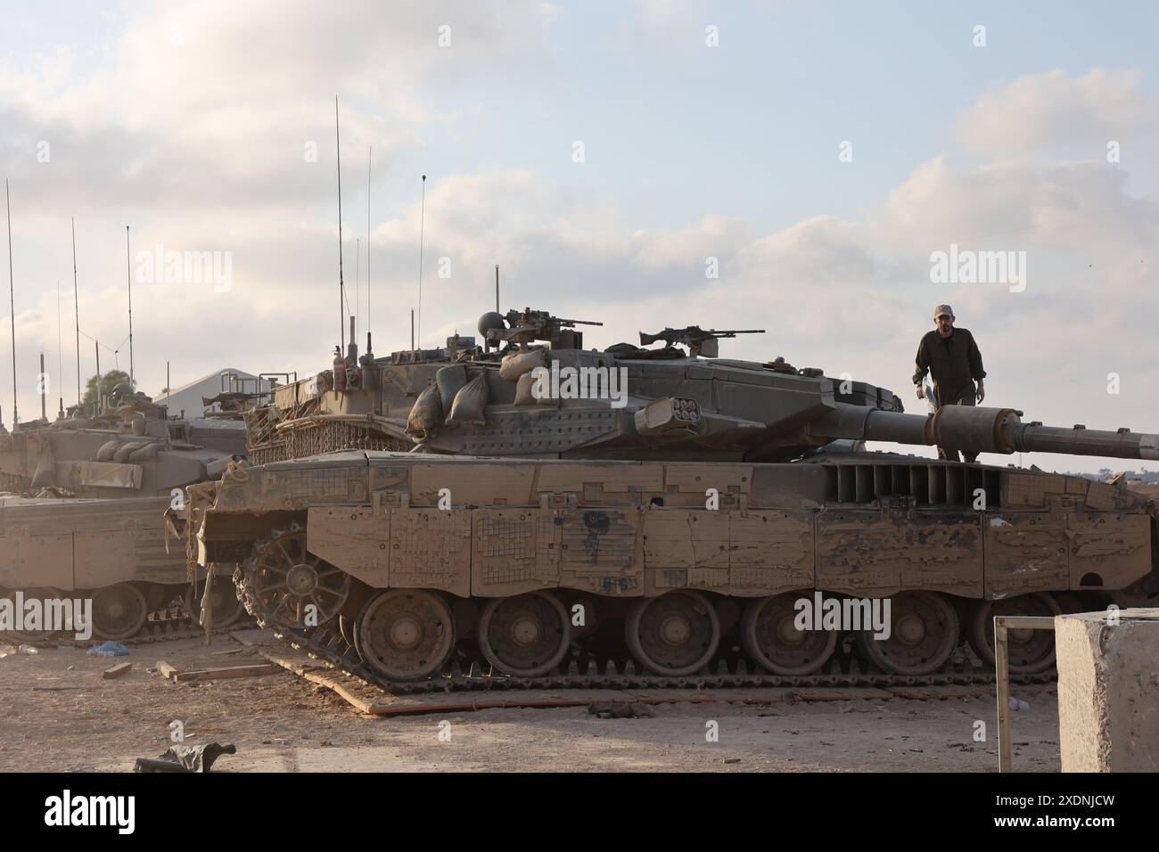 Israele, confine con Gaza. 24 giugno 2024. Truppe israeliane sono viste vicino al confine con la Striscia di Gaza nel sud di Israele, 23 giugno 2024. Domenica il primo ministro israeliano Benjamin Netanyahu ha dichiarato che negli ultimi mesi si è verificato un "drastico calo” delle spedizioni di armi dagli Stati Uniti per la guerra israeliana a Gaza. Crediti: Gil Cohen Magen/Xinhua/Alamy Live News Foto Stock