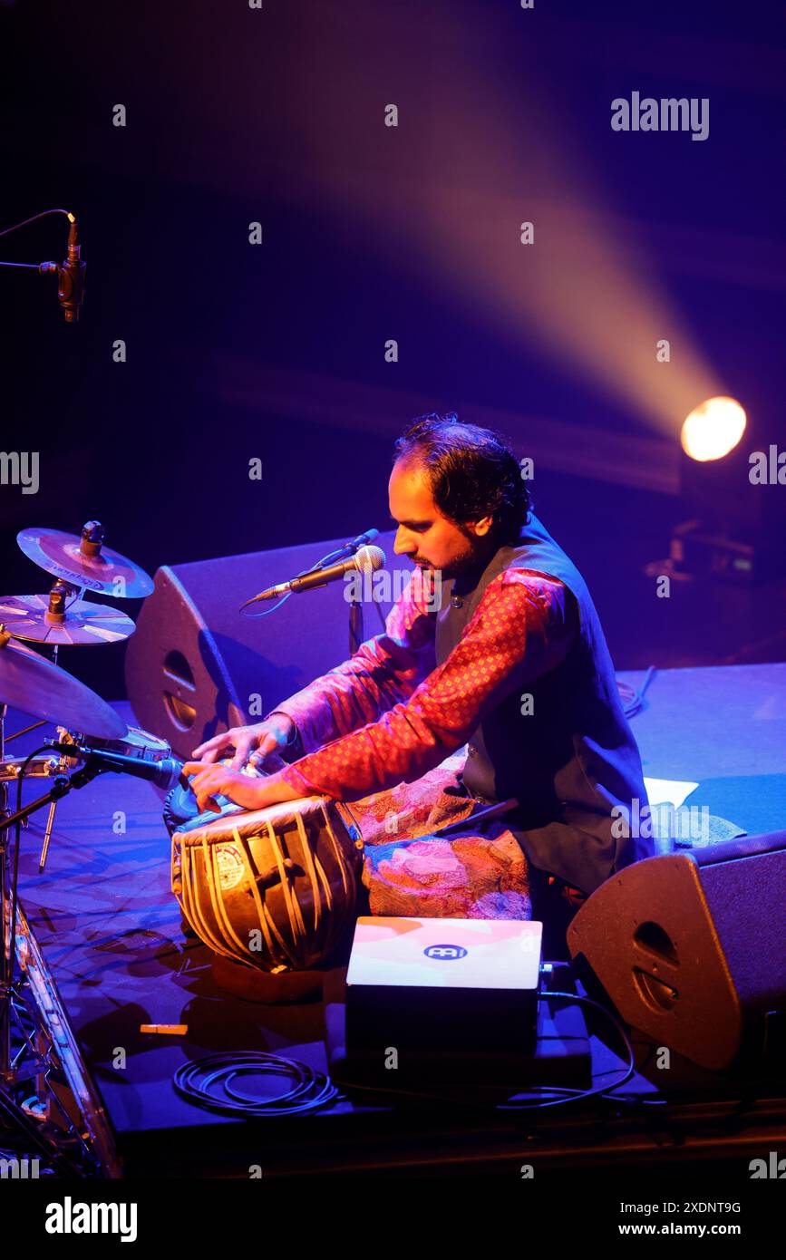 Limoges, Francia. 22 giugno 2024. Il cantautore e pianista André Manoukian presenta il suo nuovo spettacolo musicale "An Angel at the Window of the Orient" con la cantante franco-greca Dafné Kritharas all'Opera di Limoges. Opera originale composta per pianoforte, voce e coro. Limoges, Limousin, Francia, Europa. Crediti: Foto di HM Images/Alamy Live News. Foto Stock