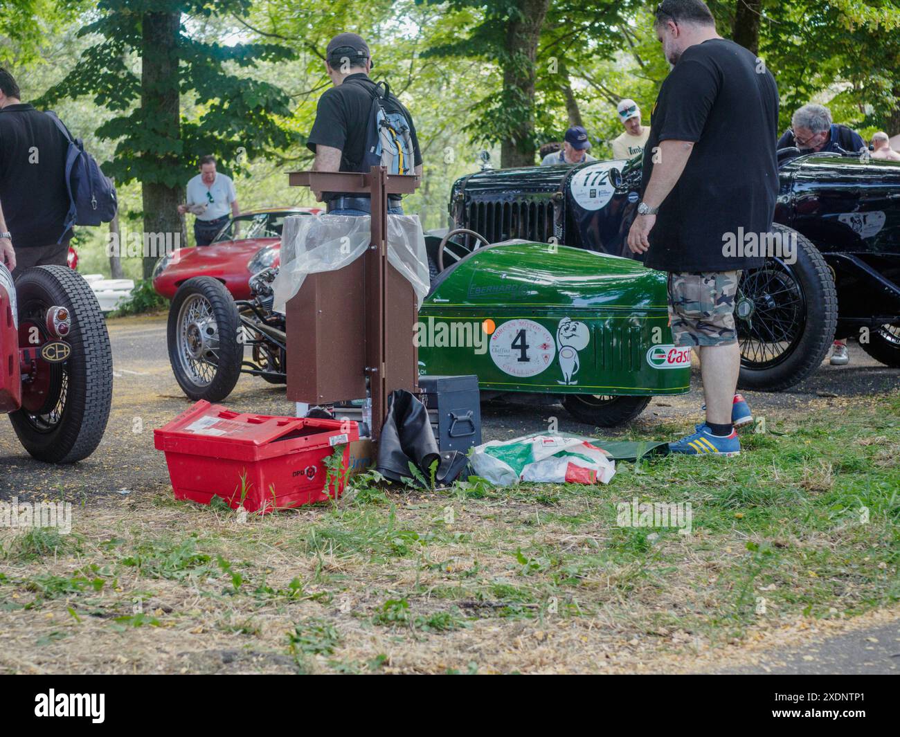 Castellarquato, Italia - 22 giugno 2024 Rally bandiera Argento , meccanica che prepara auto d'epoca per la gara durante una sosta, con attrezzi e attrezzature scattere Foto Stock