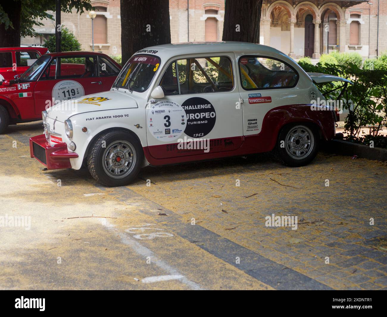 Castellarquato, Italia - 22 giugno 2024 Rally bandiera Argento , classica fiat abarth bianca e rossa, numero 3, parcheggiata su ciottoli in una cittadina italiana Foto Stock