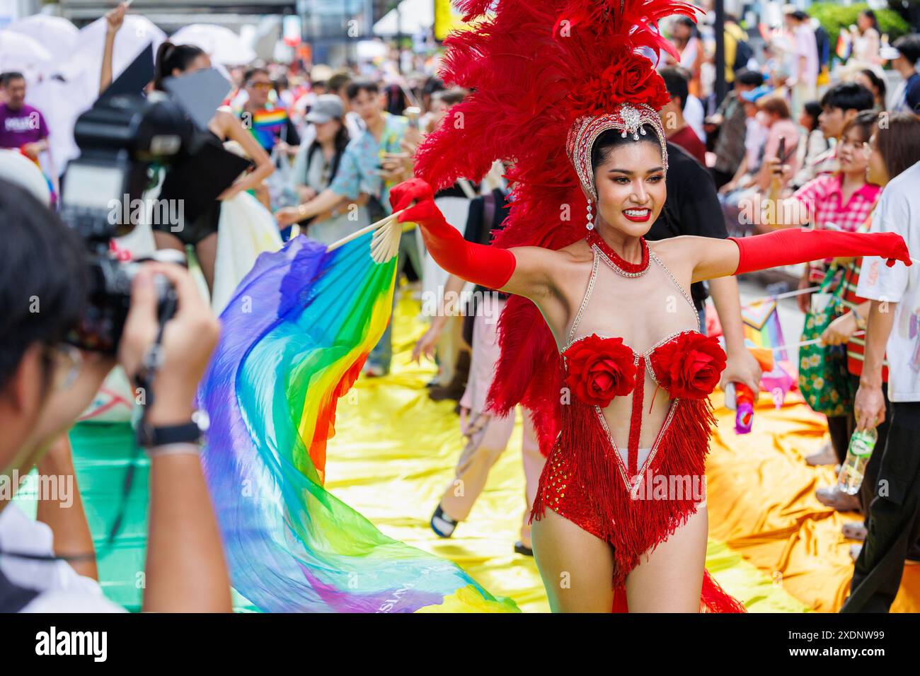 Bangkok Pride Festival 2024 Parata di persone LGBTQIAN al Siam Center MBK in Concept Celebration of Love Pride Month, 1 giugno 2024, Bangkok, Thailandia. Foto Stock