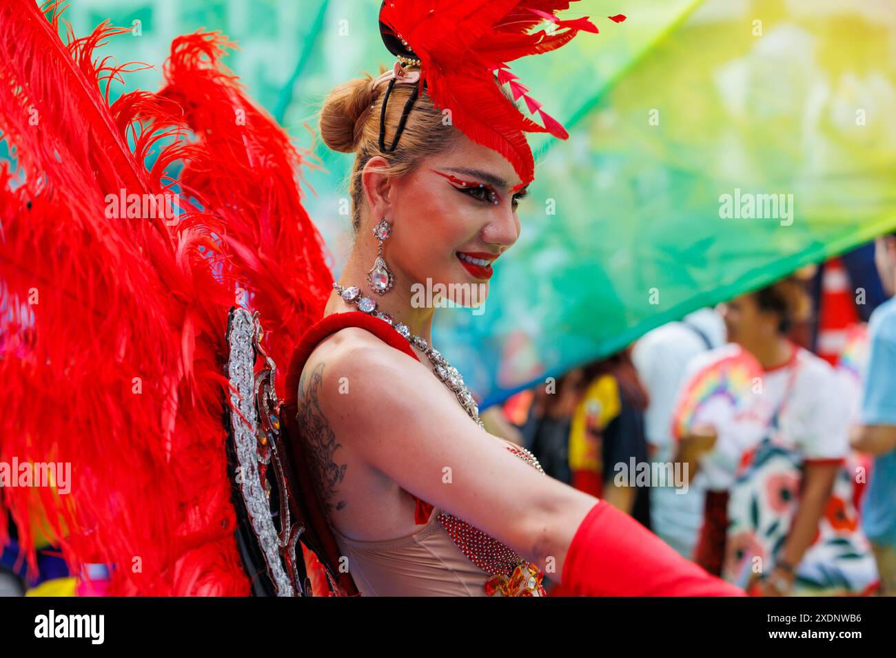 Bangkok Pride Festival 2024 Parata di persone LGBTQIAN al Siam Center MBK in Concept Celebration of Love Pride Month, 1 giugno 2024, Bangkok, Thailandia. Foto Stock